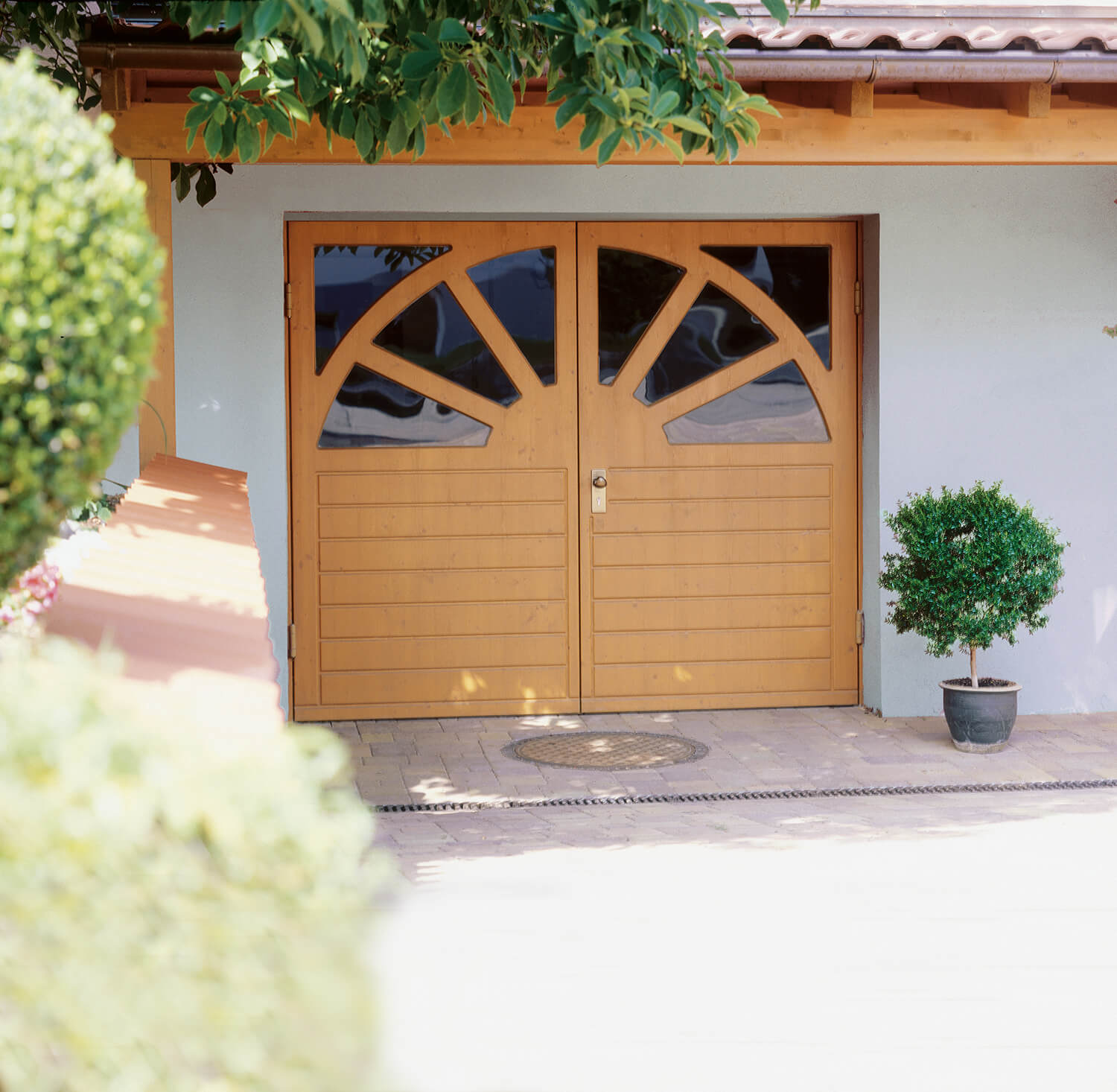 Das Flügeltor für Ihre Garage, das klassische zweiflügelige Garagentor